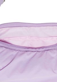 Sacchetto di tessuto viola chiaro con chiusura a zip. Interno foderato in materiale rosa chiaro, con una sottile trama e una finitura liscia.