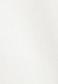 Tissu blanc uni texturé avec un motif de tissage diagonal subtil et un éclairage doux.