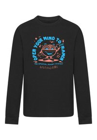 Schwarzes Langarmshirt mit einem bunten Grafikdesign eines lächelnden Schalen Ramen und dem Text "ÖFFNE DEINEN GEIST FÜR RAMEN" in Blau und Pink.