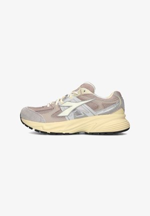 Scarpa atletica marrone chiaro con punta in suede, parte superiore in mesh, dettagli gialli e suola in gomma nera texture. Presenta un logo sul lato.