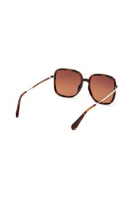 Gafas de sol de carey con lentes cuadrados, tinte marrón degradado, acentos de metal en las varillas y patillas de plástico.