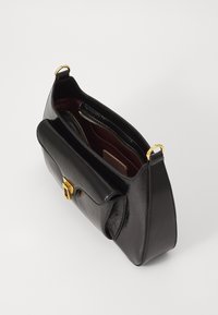 Borsa a mano in pelle nera con finitura lucida. Presenta una chiusura dorata, un scomparto con zip e lati lisci. L'interno è dotato di una fodera scura.
