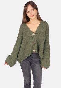 Olivgrüner Strickcardigan mit V-Ausschnitt, weiten Ärmeln und drei dekorativen goldfarbenen Knöpfen auf der Vorderseite. Weicher, strukturierter Stoff.