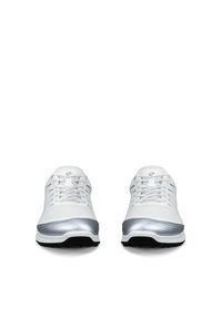 Ζευγάρι λευκά αθλητικά παπούτσια με ασημί μύτες και μαύρες σόλες, εμφανιζόμενα από μπροστά πάνω σε λευκό φόντο.