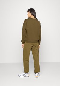 Vero Moda Petite VMOCTAVIA CREW PANT SET - Camisola - dark olive
