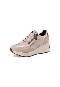 Scarpa da atletica beige con un mix di camoscio e tessuto, dotata di allacciatura frontale, zip laterale e suola rialzata. Presenti dettagli metallici.
