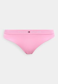 Ροζ σλιπ μπικίνι με ελαστική μέση που φέρει το λογότυπο Tommy Hilfiger και έμβλημα σημαίας σε λευκό, κόκκινο και ναυτικό μπλε.