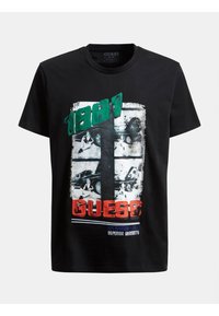 Černé bavlněné tričko s grafickým designem, na kterém je zelené a červené "1981" a "GUESS" v oranžové barvě, zobrazení vintage aut a lidí.