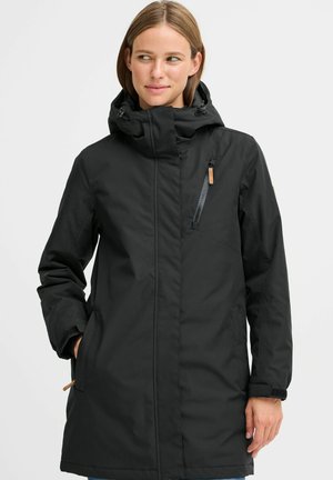 Schwarze wasserdichte Jacke mit hohem Kragen, verstellbarer Kapuze, Reißverschlussbrusttasche und Seitentaschen mit dezenten tanfarbenen Akzenten.