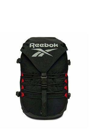 Czarny plecak Reebok z dużym logo, przednimi elastycznymi sznureczkami zabezpieczonymi czerwonymi zaczepami oraz centralnym zapięciem na pasek z klamrą.