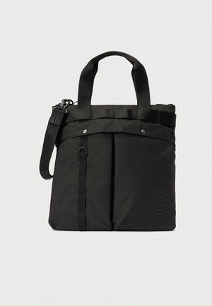 Geantă tote din material textil negru, cu mânere duale, buzunare frontale, curea de umăr detașabilă și logo embosat "HUGO" în colțul din dreapta jos.