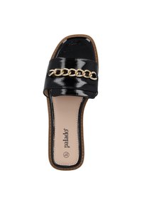 Zwarte gepatineerde schuifsandalen met een brede band en een gouden kettingaccent. Vlakke zool met een getextureerde bruine rand en een gevoerde beige binnenzool.