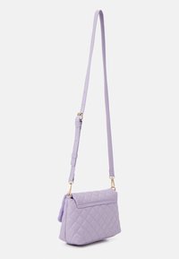 Borsa a tracolla lilla trapuntata con tracolla regolabile, hardware dorato e design con patta piatta. Texture liscia con dettagli a motivo diamante.