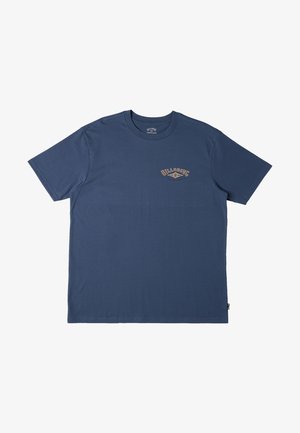 T-shirt in cotone blu navy a maniche corte, con un piccolo logo arancione testurizzato sopra l'area sinistra del petto. Design classico con colletto a girocollo.