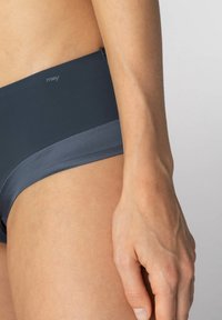 Tmavě šedé bikiny s hladkým, elastickým materiálem, barevně blokovaným designem a logem na pase.