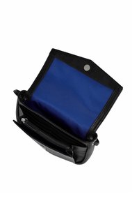 Borsa in pelle nera con un interno in tessuto blu, dotata di chiusura a patta superiore, bottone a pressione e tasca interna con zip.