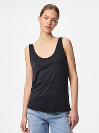 Juoda be rankovių palaidinė su plačiu apvaliu iškirpimu, minkšta tekstūra ir laisvo silueto. Derinama su šviesiai mėlynais aukšto liemens džinsais.