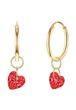 Boucles d'oreilles en or en forme de créole, avec une finition lisse et un pendentif en cristal rouge en forme de cœur attaché par de petites anneaux. Couleur rouge vif, texture brillante.