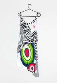Robe asymétrique présentant un motif à carreaux noir et blanc, avec des accents en spirale colorés en vert, rouge et bleu, et un décolleté arrondi.