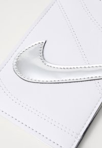 Nike Sportswear PREMIUM PHONE CROSSBODY UNISEX - Mobilfodral - metallic silver/white