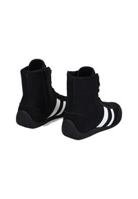 Botas negras hasta el tobillo hechas de material sintético, con diseño de franjas blancas, cierre de cremallera y suela de goma texturizada para mayor agarre.