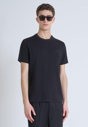 REGULAR FIT WITH EMBROIDERED LOGO - Camiseta básica - black