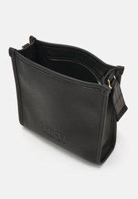 Borsa in pelle nera con superficie testurizzata, chiusura con zip e logo impresso sul fronte. Presenta manici corti e una tracolla rimovibile.