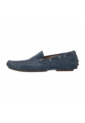 Blauwe suède instappers met een moccasinontwerp, voorzien van decoratieve stiksels, zij-oogjes en een platte rubberen zool.