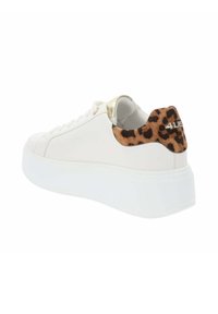 Baskets en cuir blanc avec un dos imprimé léopard, des accents dorés et une épaisse semelle blanche. Présente un design classique à lacets et un bout rond.