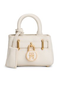 Μικρή λευκή δερμάτινη τσάντα χειρός με στρογγυλεμένες λαβές, χρυσά μεταλλικά στοιχεία, διακοσμητικό λουκέτο και χαραγμένο λογότυπο στο μπροστινό μέρος. Λεπτομέρειες υφής στην επιφάνεια.