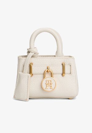 Geantă mică din piele albă cu mânere rotunjite, accesorii aurii, un accent cu lacăt și logo embosat pe față. Detaliu de suprafață texturată.