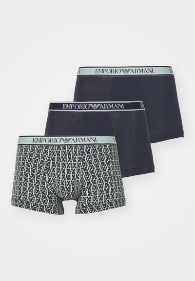 Tri páry pánskych boxeriek: jeden s vzorom v čiernej a svetlo modrej farbe, dva jednofarebné tmavomodré, s elastickým pásom s nápisom "Emporio Armani".