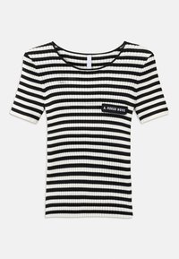 Μαύρο και άσπρο ριγωτό ριμπ μπλουζάκι με κοντά μανίκια και στρογγυλή λαιμόκοψη, με μικρό μαύρο λογότυπο στην αριστερή πλευρά.