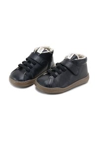 Zapatos de cuero negro de caña alta con un forro suave, tira de Velcro y cordones elásticos, con suela de goma y un diseño cosido.
