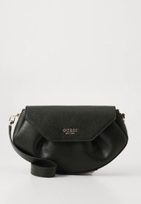 Čierna kožená crossbody taška s textúrou, s klopou na zatváranie, zlatým logom a nastaviteľným popruhom. Má zaoblený tvar.