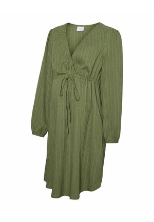 Olijfgroene, lange mouwen zwangerschapsjurk met V-hals, geplooide empire taille, strikdetail en stof met textuur en verticale strepen.