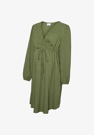 Olive rohelise tooniga, pikad varrukad, rasedate kleit V-kaelusega, kogutud impeeriumi vöökoht, sidumisdetail ja tekstuuriga vertikaalsed triibud.