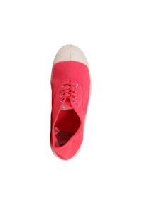 Baskets en toile rouge avec embout et semelle en caoutchouc blanc, vues de dessus sur un fond blanc.