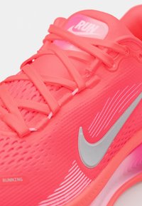 Nike Performance VOMERO 18 - Laufschuh Straße - bright crimson/white/hyper pink/pink foam