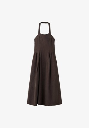 Bruine mouwloze midi-jurk met halterneck en geplooide rok, gemaakt van gestructureerde stof.