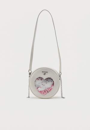 Bolso bandolera redondo blanco con ventana transparente en forma de corazón que contiene lentejuelas rosas y rojas, detalle de cadena plateada y correa ajustable.