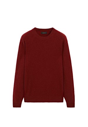 Röd, stickad tröja med rund hals och långa ärmar. Har ribbade muddar och nederkant, mjuk textur och en avslappnad passform.