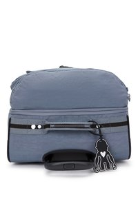 Mochila rodante gris con textura suave, doble cremallera, asa en la parte superior y correa de acento negra. Presenta una etiqueta en forma de personaje adjunta.