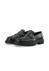 Mocassins noirs en cuir texturé avec une épaisse semelle en caoutchouc. Présentent des détails cousus et un design à bout arrondi.