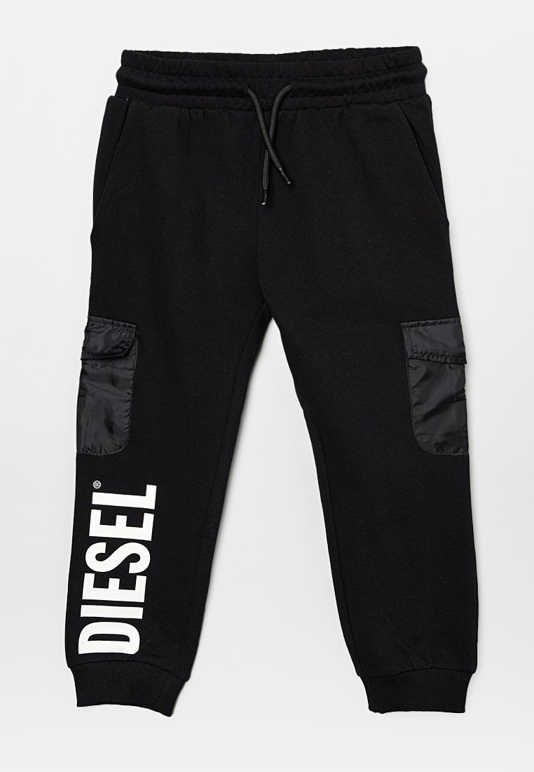 Pantalons de survêtement noirs en coton avec une taille élastique, deux poches latérales et un logo imprimé sur la jambe gauche. Comprend des empiècements en tissu brillant.