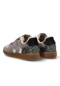 Zapatillas de ante gris con un acabado texturizado, que presentan un talón negro brillante, detalles metálicos en plata y un cuello forrado de pelo.