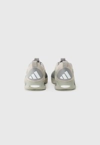 Scarpe sportive neutre con tomaia in mesh beige e grigio, decorate con tre strisce bianche e suole in gomma per una migliore aderenza.