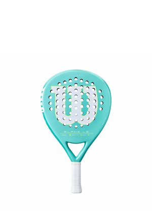 Raqueta de pádel Wilson Blade LS turquesa con mango blanco y superficie perforada sobre fondo blanco.