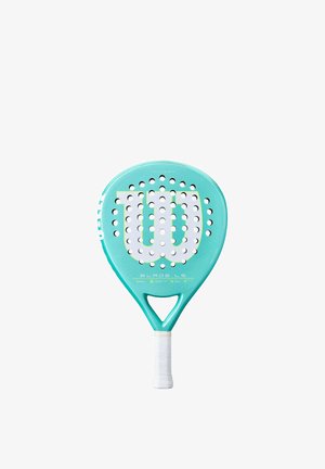 Türkisfarbener Wilson Blade LS Padel-Schläger mit weißem Griff und perforierter Oberfläche auf weißem Hintergrund.