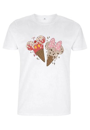 Weißes T-Shirt mit zwei Cartoon-Eiskugeln. Eine Waffel hat rote Eiskreme mit einer Kirsche, die andere hat braune Eiskreme mit einer rosa gepunkteten Schleife.